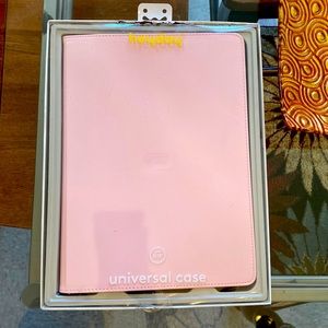 I’m selling my universal case for tablet I never used it
